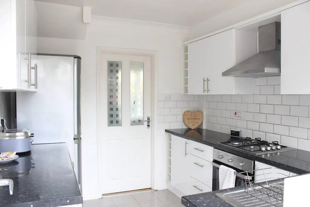 Private & Comfortable 2 Bedroom Home Away From Home Stanwell