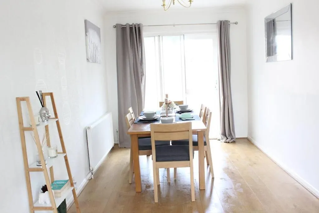 Private & Comfortable 2 Bedroom Home Away From Home Stanwell