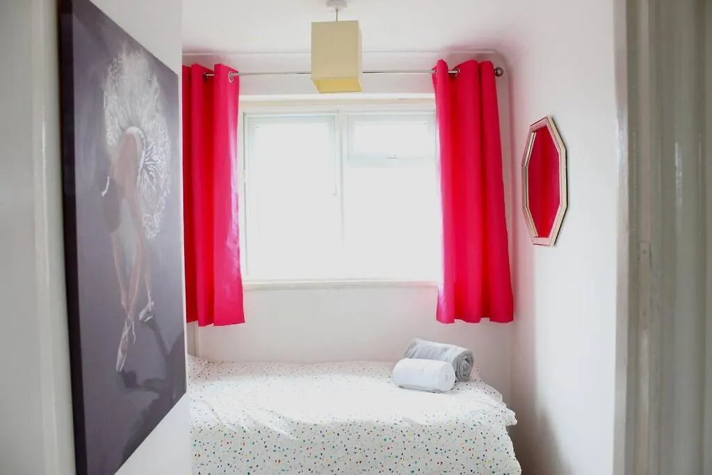Private & Comfortable 2 Bedroom Home Away From Home Stanwell 0*,  United Kingdom