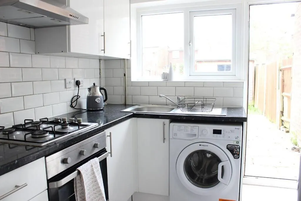 Private & Comfortable 2 Bedroom Home Away From Home Stanwell Holiday home